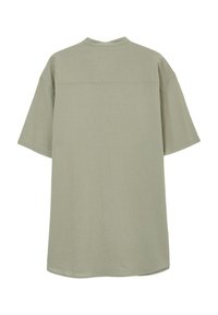 T-shirt oversize verde khaki, maniche corte, scollatura rotonda, texture tessuta, dettaglio cucito lungo la schiena, orlo dritto.