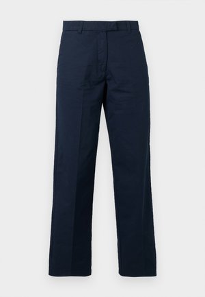 Marineblaue Baumwollhose mit geradem Schnitt, flachem Vorderteil und Gürtelschlaufen; verfügt über eine glatte Textur und eine gepresste Bügelfalte.