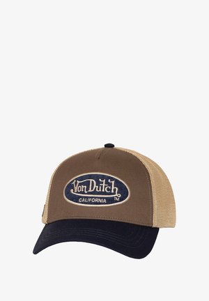 Gorra trucker marrón y beige con visera azul marino, que presenta un logo ovalado azul y blanco con "Von Dutch CALIFORNIA" bordado en la parte frontal.