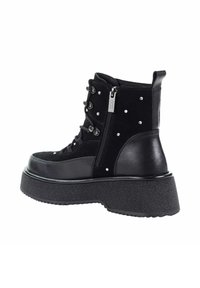 Czarne botki sięgające do kostki z grubą platformą, wykonane z zamszu i skóry, ozdobione srebrnymi ćwiekami, z zamkiem błyskawicznym z boku oraz sznurowanym przodem.