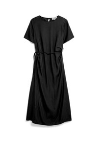 Schwarzes kurzärmeliges Kleid mit rundem Ausschnitt, tailliertem Bund und weichem Material, das eine lockere, fließende Silhouette und eine kleine Öffnung am Rücken bietet.