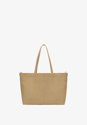 Sac fourre-tout en cuir beige avec deux sangles d'épaule, forme rectangulaire, coutures minimales et logo de marque embossé discret sur le devant en bas à droite.