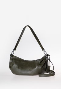 Borsa a tracolla in pelle verde oliva con finitura testurizzata, dotata di una sola tracolla e chiusura con zip. Accentuata da accessori in argento.