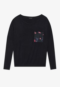 Μαύρη μακρυμάνικη μπλούζα με στρογγυλή λαιμόκοψη και τσέπη με λουλούδια στη αριστερή πλευρά του στήθους, κατασκευασμένη από μαλακό και ελαστικό υλικό.