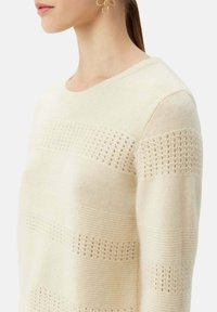 GOBI Cashmere MIT R-AUSSCHNITT UND GEMISCHTEM MUSTER - Stickad tröja - off white