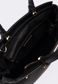 Borsa a mano in pelle nera testurizzata con finiture dorate, dotata di una tasca interna con cerniera e fodera in tessuto liscia. Manici sulla parte superiore.