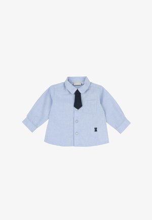 Chemise boutonnée bleu clair à manches longues, avec un accent en cravate noire, une poche avant et un logo d'ours brodé sur l'ourlet.