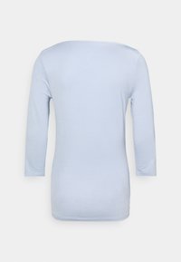 Camicia azzurro chiaro a maniche lunghe mostrata di spalle, design semplice con scollo ampio e maniche aderenti.