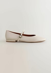 Vaaleanbeige nahkainen ballerinatyyppinen kengät, joissa on kapeneva kärki, minimalistikuvio ja nilkkaremmissä neliönmuotoinen solki.