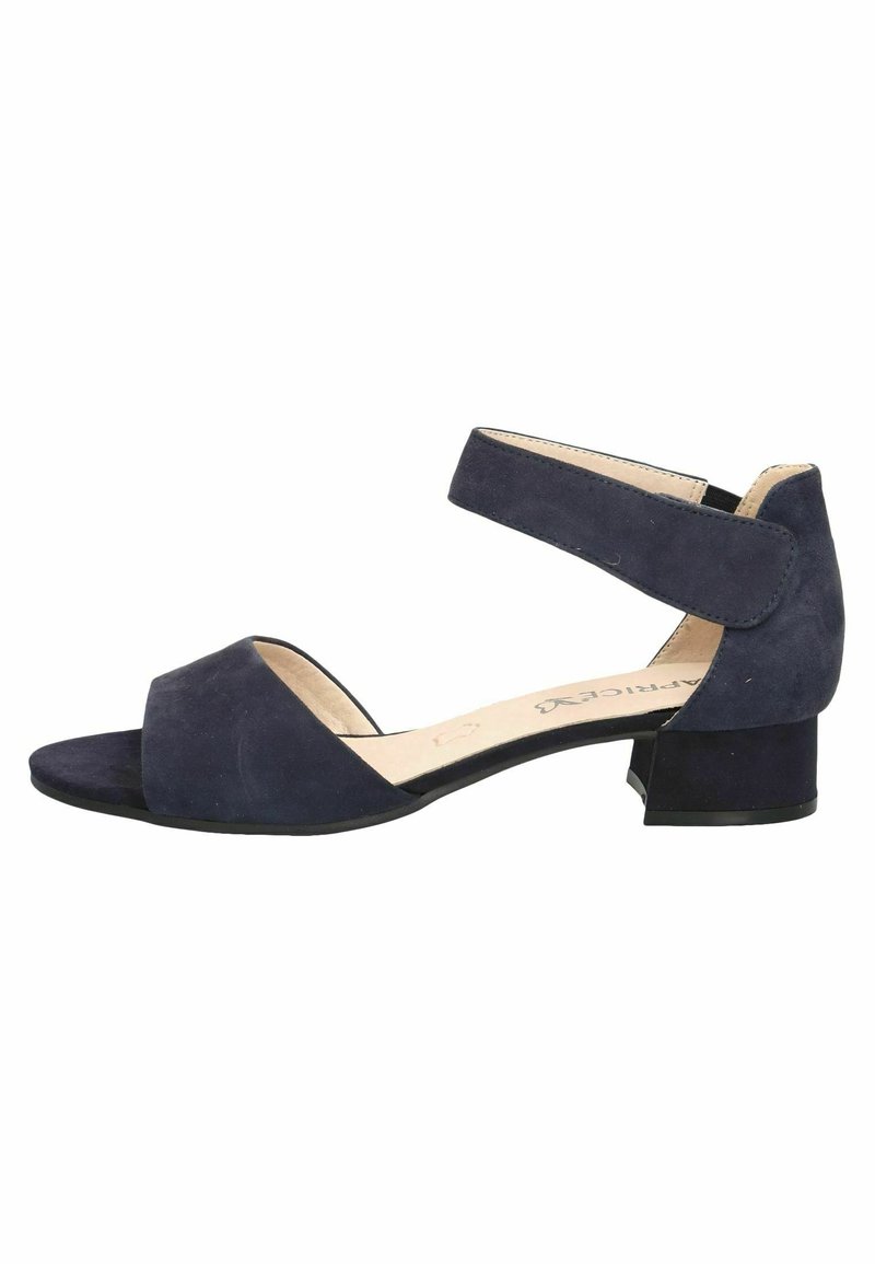 Sandale à talon bas en daim bleu marine avec bout ouvert et bride de cheville à Velcro sur fond blanc.
