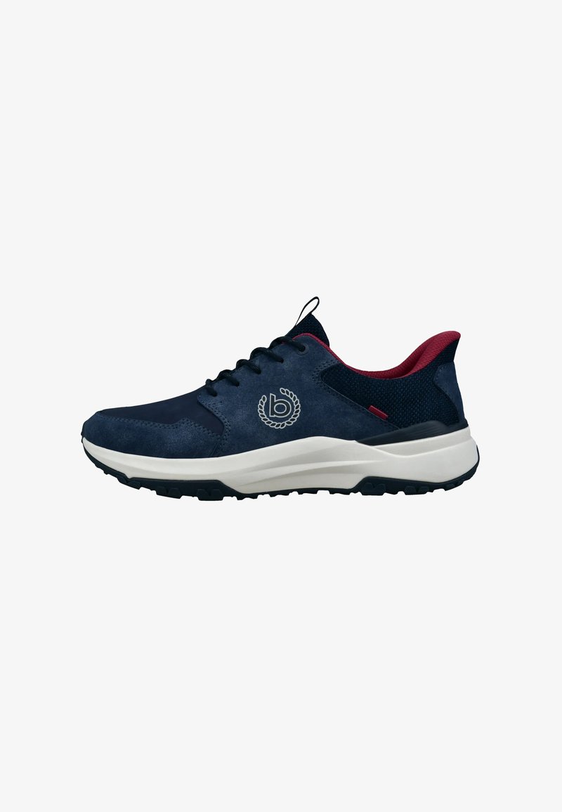 Navyblauwe en zwarte sportschoen met witte zool, zwarte veters, rood binnenwerk en een ronde geborduurde logo op de zijkant.