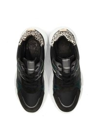 Sneakers neri e verdi con dettagli in rete, pelle e stampa animale. Punta arrotondata, design con lacci e suola spessa bianca.
