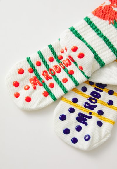 Chaussettes blanches avec des motifs rayés colorés en vert, rouge et jaune, accentuées de points en relief et portant la marque "M. RODINI".