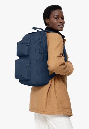 Mochila azul marino con múltiples bolsillos frontales con cremallera, hecha de un tejido duradero, con correas ajustables y una forma elegante y redondeada.