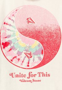 Tissu blanc avec un graphisme circulaire en dégradé de rose et rouge présentant un motif yin-yang avec des motifs colorés et le texte : « Unite for This » en dessous.