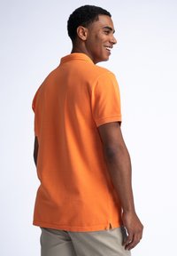 Petrol Industries MEANDER - Pikeepaita - blazing orange