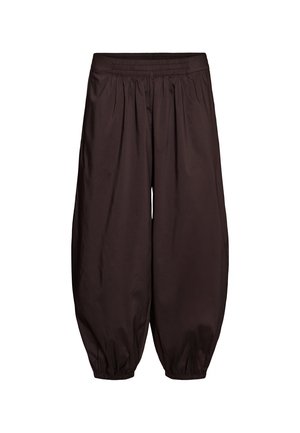 Luźne ciemnobrązowe spodnie z marszczoną elastyczną talią i elastycznymi mankietami przy kostkach, wykonane z gładkiej tkaniny.