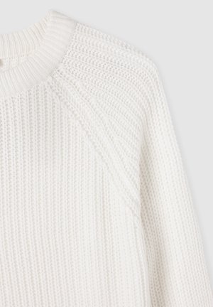 Maglione bianco a maglia con un motivo testurizzato, colletto a coste e maniche raglan, che mette in risalto un materiale morbido e caldo.