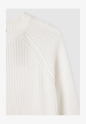 Maglione bianco a maglia con un motivo testurizzato, colletto a coste e maniche raglan, che mette in risalto un materiale morbido e caldo.