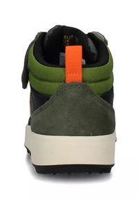Sneaker alta con una toma verde, accenti neri e una linguetta arancione a contrasto. Presenta materiali testurizzati e una suola di colore crema.