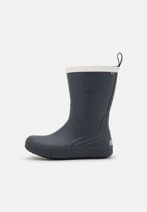 Gumowa kalosz w ciemnym granacie z białym kołnierzem. Posiada teksturowaną podeszwę antypoślizgową oraz wytłoczone logo po boku. Z tyłu znajduje się uchwyt do łatwiejszego zakładania.