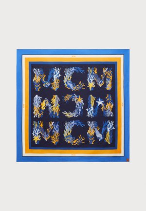Foulard carré marine avec des coraux et une faune marine bleu, blanc et orange formant les lettres MCM, bordé de rayures bleues, orange et blanches.