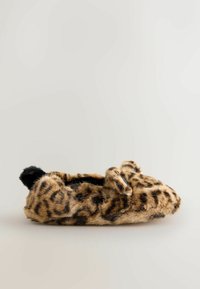 Pantofle s leopardím vzorem vyrobené z měkkého syntetického kožešiny, s kulatou špičkou, zvýšeným prošíváním a malým černým plyšovým ocáskem.