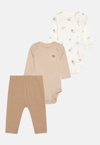 Ensemble de vêtements pour bébé en trois pièces : un bodysuit blanc avec impression animale, un bodysuit à manches longues rayé en beige et un legging beige.