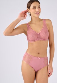 Set di lingerie rosa con reggiseno bordato in pizzo e dettaglio a fiocco, abbinato a uno slip a vita alta, entrambi con motivi floreali.