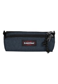 Trousse de couleur gris foncé en tissu avec deux zips noirs, marquée d'un logo Eastpak rouge et noir à l'avant.