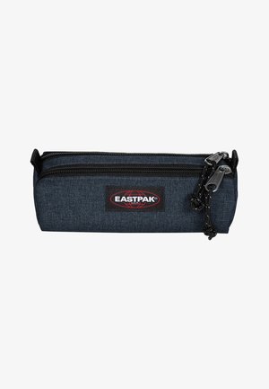 Trousse de couleur gris foncé en tissu avec deux zips noirs, marquée d'un logo Eastpak rouge et noir à l'avant.
