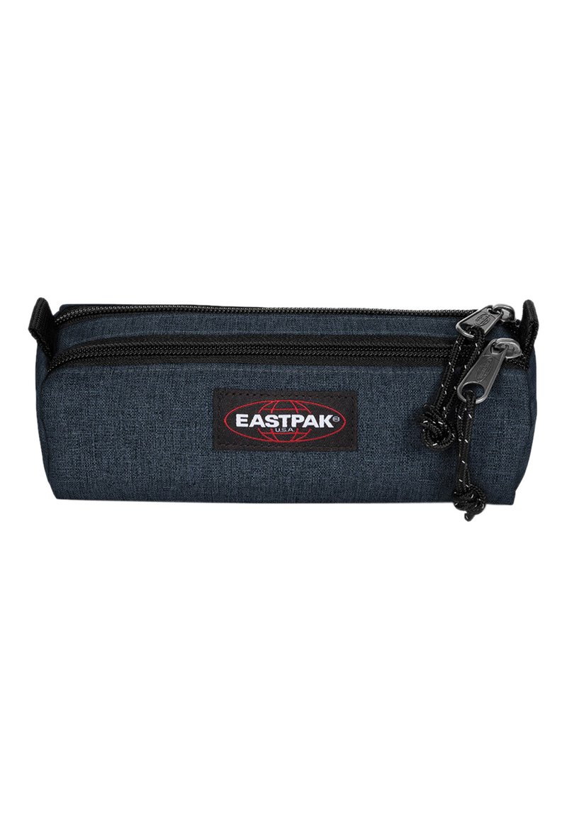 Trousse de couleur gris foncé en tissu avec deux zips noirs, marquée d'un logo Eastpak rouge et noir à l'avant.