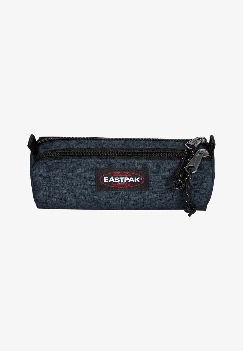 Trousse de couleur gris foncé en tissu avec deux zips noirs, marquée d'un logo Eastpak rouge et noir à l'avant.