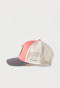 Καπέλο τύπου τρακέρ με ροζ και γκρι δίχτυ, με ετικέτα «Columbia» στο λευκό δίχτυ στην πίσω πλευρά και ραμμένο γραφικό σχέδιο στην μπροστινή πλευρά.