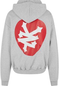 Grauer Kapuzenpullover mit einem großen, erdbeerförmigen Design in Rot und weißen grafischen Elementen auf der Rückseite. Klassische Passform mit gerippten Bündchen.