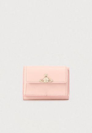 Portafoglio in pelle rosa con chiusura in tonalità oro caratterizzata da un design circolare. Forma rettangolare compatta, texture liscia, dettaglio di cucitura semplice.