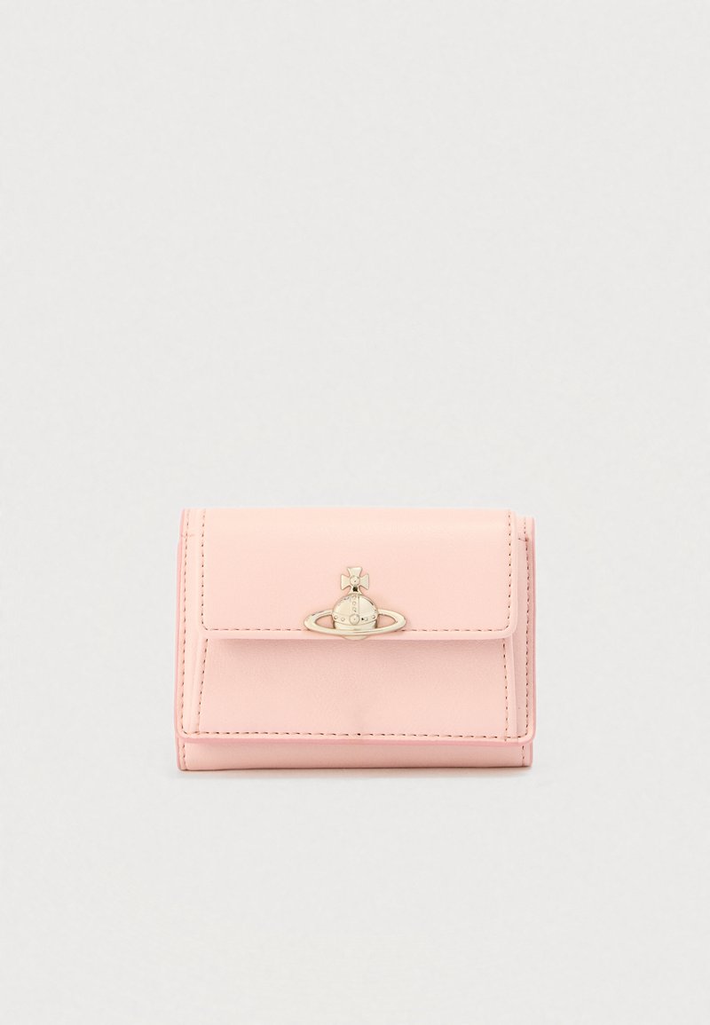 Ροζ δερμάτινο πορτοφόλι με κούμπωμα σε χρυσό τόν ο που διαθέτει κυκλικό σχέδιο. Συμπαγής ορθογώνιο σχήμα, απαλής υφής, με απλή ραφή.