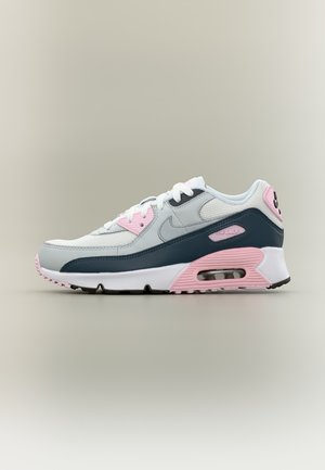 Baskets Nike Air Max blanches, grises, bleu marine et roses avec coussin d’air visible dans la semelle, vues de côté sur un fond uni.