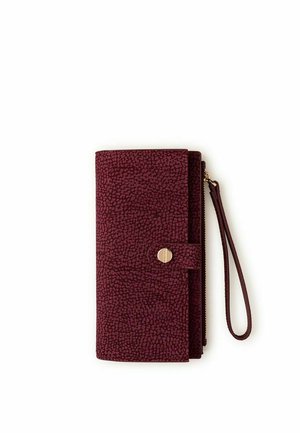 Portefeuille texturé bordeaux avec fermeture à bouton-pression et compartiment zippé, doté d'une lanière de poignet assortie.