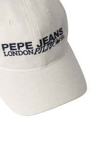 Vit baseballkeps i tyg, med marinblå broderad text "PEPE JEANS LONDON" och en liten detalj av Union Jack på sidan.