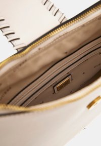 Guess LIBERA NÄHTE IN RELIEFOPTIK - Borsa a mano - creme