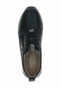Baskets en cuir bleu marine avec un design à lacets, accents métalliques et fermeture éclair sur le côté. Présente des coutures courbées et une semelle en caoutchouc pour une meilleure traction.