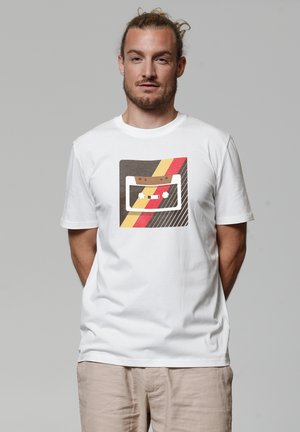 Witte katoenen t-shirt met een grafische print van een cassettebandje met gele, rode en bruine strepen. Relaxed fit met korte mouwen.