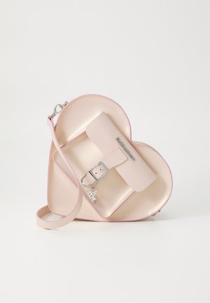 Herztasche aus weichem rosa Leder mit silberfarbener Hardware, ausgestattet mit einem Schnallenriemen und einem abnehmbaren Charm. Glatte Außenseite und Innenseite.