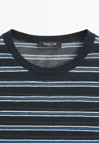 Heren marineblauwe trui met horizontale witte, blauwe en grijze strepen, een geribde ronde hals en een Massimo Dutti-label aan de binnenkant van de kraag.