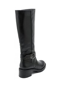 Botte en cuir noire hauteur genou avec un bout arrondi, un talon épais et une sangle décorative avec une boucle en métal autour de la cheville.