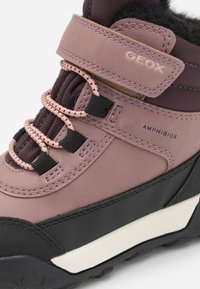 Geox TREKKYUP GIRL - Vinterstøvler - dark rose