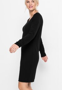 bonprix MIT LEGEREM SCHNITT - Abito in maglia - black
