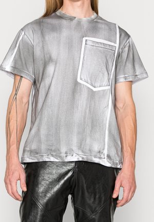 Grijze short-sleeve t-shirt met een gladde, metallic textuur, voorzien van een witte zak en accentstiksels aan één zijde.