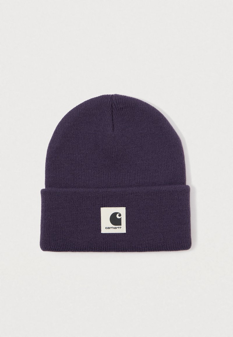 Căciulă tricotată de culoare mov închis, cu o manșetă pliată, având un patch alb cu logo-ul Carhartt, centrat în față.